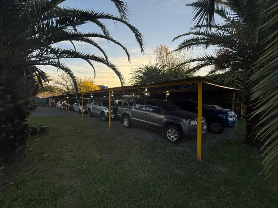 Cochera cubierta de GGParking con autos estacionados bajo techo cerca de Ezeiza